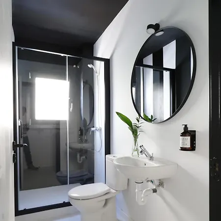 بيت شباب Black And White