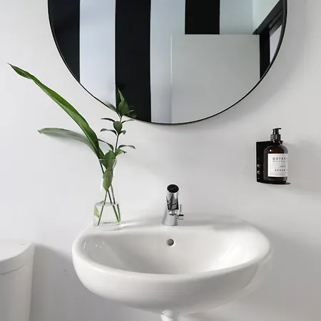 بيت شباب Black And White