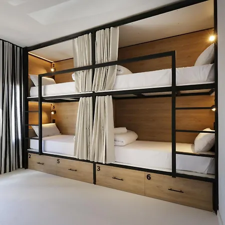 Black And White Hostal *