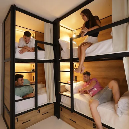 Black And White Hostal *