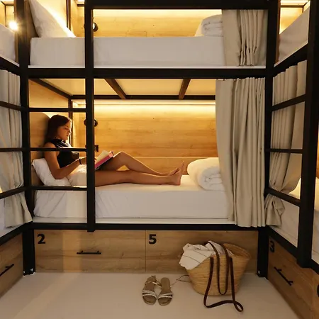 Hostal Black And White *