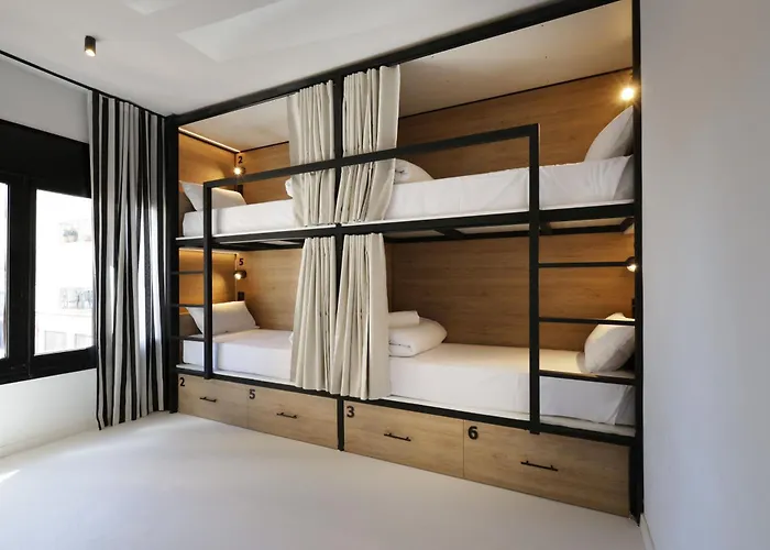 Black And White Hostal *