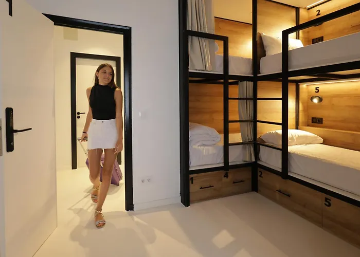 Hostal Black And White *